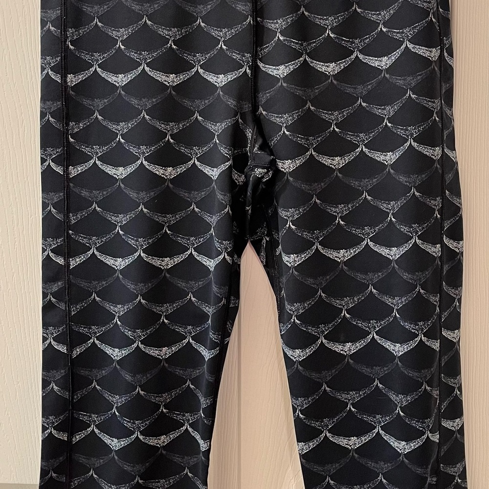Vineyard Vines crop length leggings w/ whale tail motif size large
